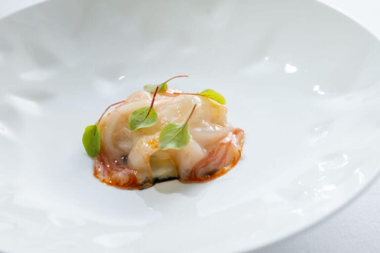 Tallarines de calamar en su tinta bajo velo de panceta curada de Alvaro Arriaga para Restaurante Arriaga