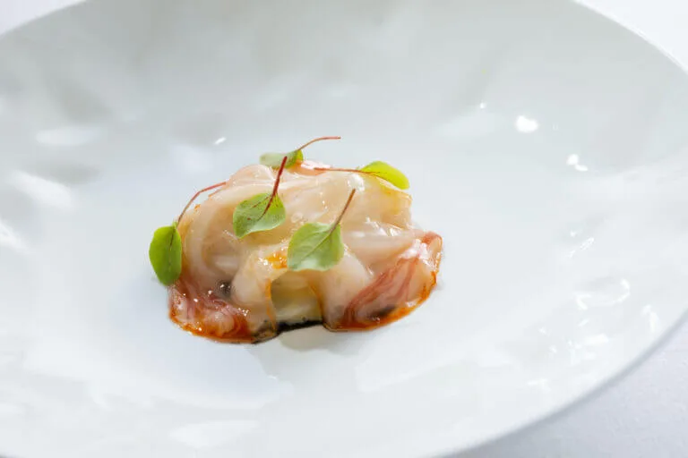 Tallarines de calamar en su tinta bajo velo de panceta curada de Alvaro Arriaga para Restaurante Arriaga