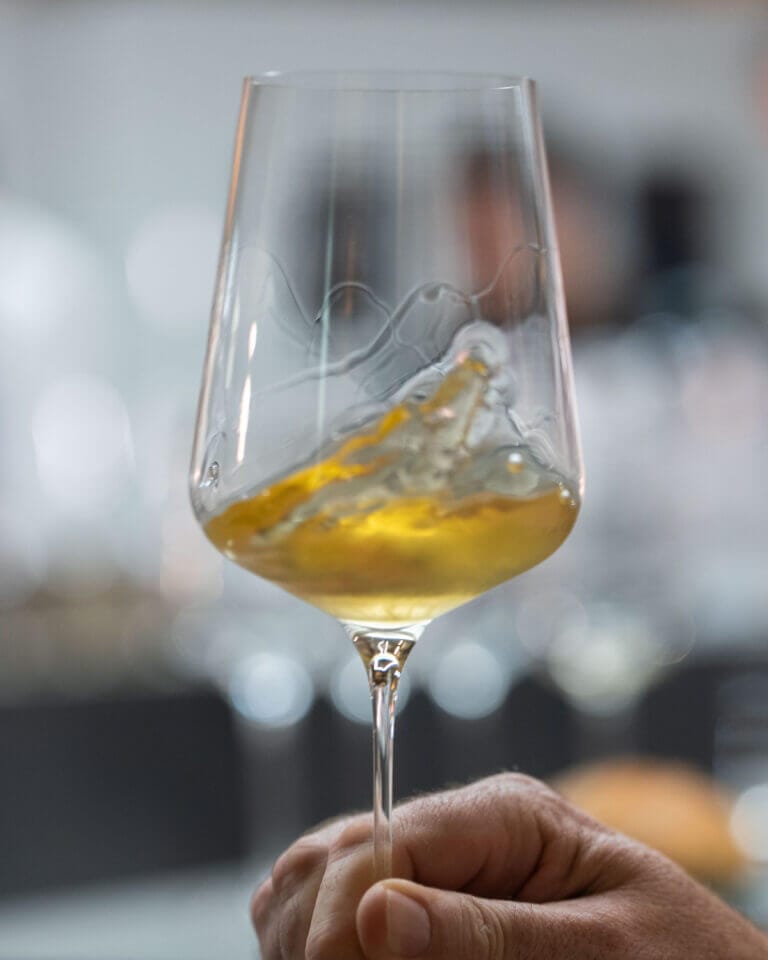 Movimiento de vino blanco para ver alcohol y color