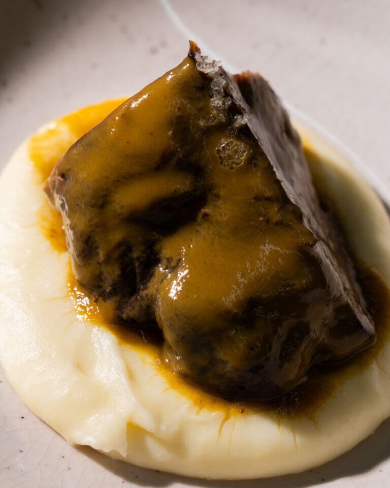 Carrillera sobre parmentier de patatas de Ismael Delgado para Restaurante Portal Bajo I