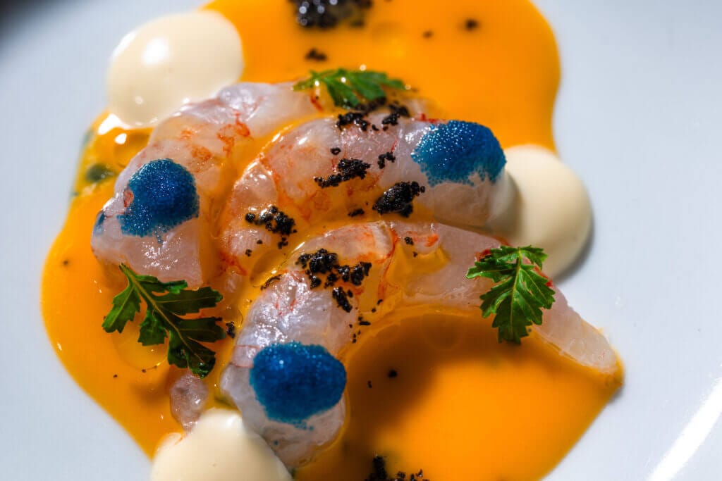 Quisquillas con escabeche de zanahoria, arena de aceitunas negras y huevas de Chechu para Restaurante María de la O