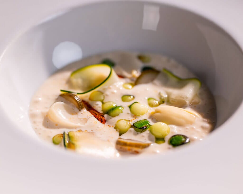 Ensalada de calabacín, almendras tiernas y salmonete de Pedro Aguilera en Mesón Sabor Andaluz